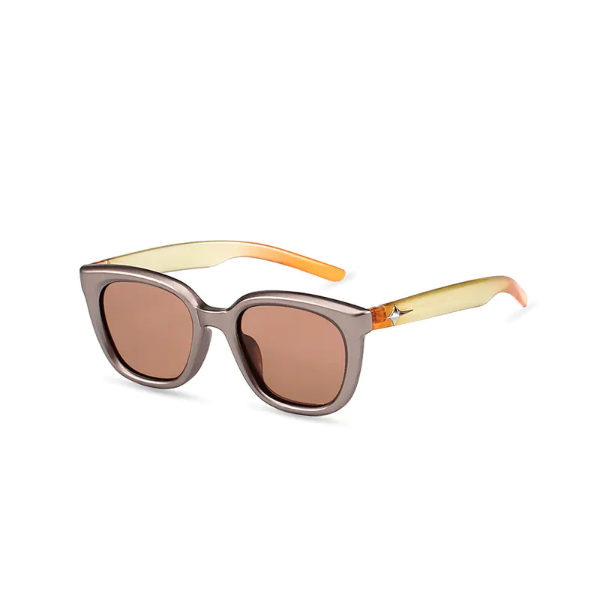 These Fold Down Sunglasse provide convenient eye coverage with a foldable design suited to outdoor activities and travel.